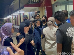 Pecah Tangis Ibunda Osima Yukari saat Tiba di RS Polri