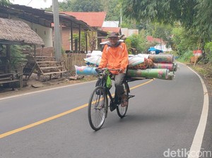 Perjuangan Kakek di Polman Tempuh 40 Km Pakai Sepeda demi Jual Tikar-Bantal