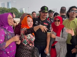 Lengah Dikit, Pebalap MotoGP Foto Bareng Emak-emak di Monas