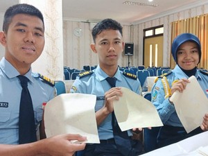 Siswa SMAN 3 Taruna Angkasa Madiun Sulap Jerami-Bonggol Jagung Jadi Bioplastic