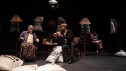 Teater Populer Kritik Demokrasi hingga Pagar Laut di Lakon Dag Dig Dug