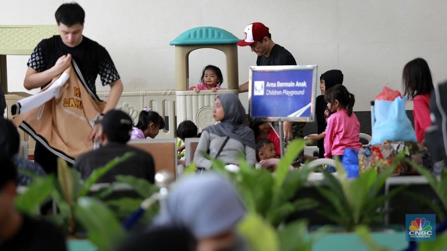 PT Kereta Api Indonesia (Persero) atau KAI Daerah Operasi (Daop) 1 Jakarta mencatat peningkatan jumlah penumpang  keberangkatan awal libur panjang, Sabtu 24 Januari 2025. (CNBC Indonesia/Muhammad Sabki)