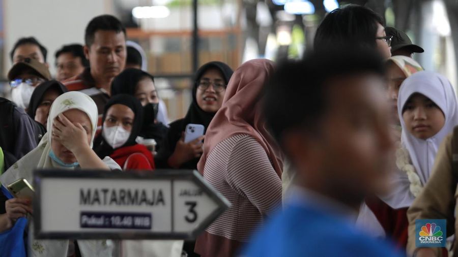 PT Kereta Api Indonesia (Persero) atau KAI Daerah Operasi (Daop) 1 Jakarta mencatat peningkatan jumlah penumpang  keberangkatan awal libur panjang, Sabtu 24 Januari 2025. (CNBC Indonesia/Muhammad Sabki)