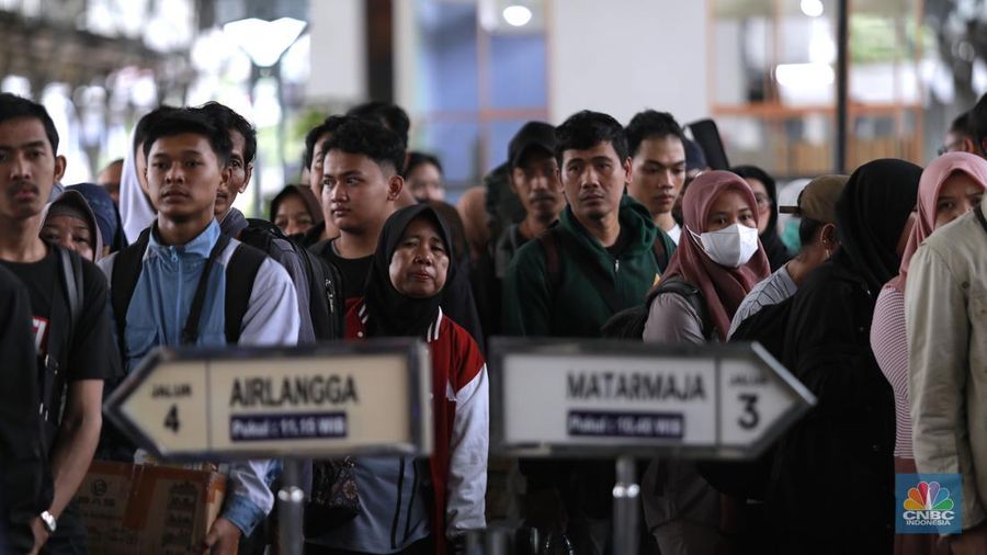 PT Kereta Api Indonesia (Persero) atau KAI Daerah Operasi (Daop) 1 Jakarta mencatat peningkatan jumlah penumpang  keberangkatan awal libur panjang, Sabtu 24 Januari 2025. (CNBC Indonesia/Muhammad Sabki)