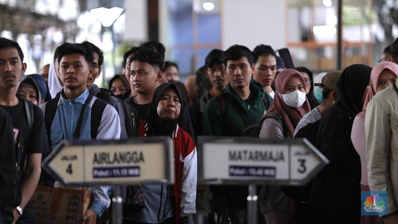 PT Kereta Api Indonesia (Persero) atau KAI Daerah Operasi (Daop) 1 Jakarta mencatat peningkatan jumlah penumpang  keberangkatan awal libur panjang, Sabtu 24 Januari 2025. (վ/Muhammad Sabki)