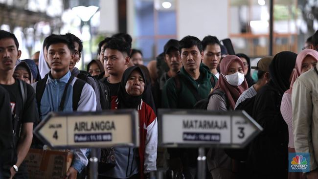 Banjir Manusia, Ini Penampakan Stasiun Pasar Senen Saat Libur Panjang