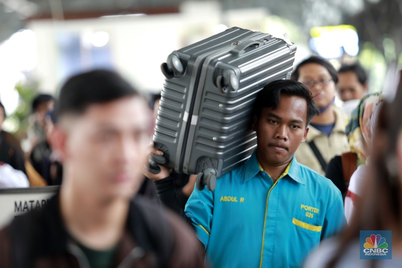 PT Kereta Api Indonesia (Persero) atau KAI Daerah Operasi (Daop) 1 Jakarta mencatat peningkatan jumlah penumpang keberangkatan awal libur panjang, Sabtu 24 Januari 2025. (վ/Muhammad Sabki) PT Kereta Api Indonesia (Persero) atau KAI Daerah Operasi (Daop) 1 Jakarta mencatat peningkatan jumlah penumpang keberangkatan awal libur panjang, Sabtu 24 Januari 2025. (վ/Muhammad Sabki)