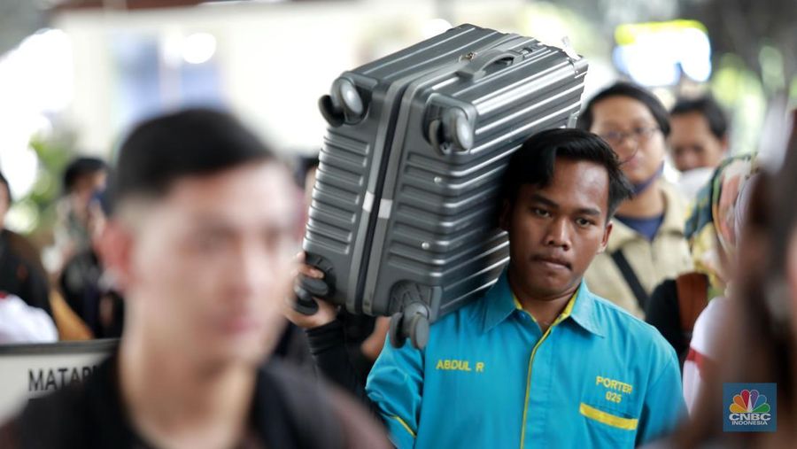 PT Kereta Api Indonesia (Persero) atau KAI Daerah Operasi (Daop) 1 Jakarta mencatat peningkatan jumlah penumpang  keberangkatan awal libur panjang, Sabtu 24 Januari 2025. (CNBC Indonesia/Muhammad Sabki)