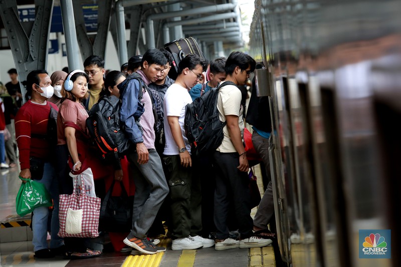 PT Kereta Api Indonesia (Persero) atau KAI Daerah Operasi (Daop) 1 Jakarta mencatat peningkatan jumlah penumpang keberangkatan awal libur panjang, Sabtu 24 Januari 2025. (վ/Muhammad Sabki) PT Kereta Api Indonesia (Persero) atau KAI Daerah Operasi (Daop) 1 Jakarta mencatat peningkatan jumlah penumpang keberangkatan awal libur panjang, Sabtu 24 Januari 2025. (վ/Muhammad Sabki)