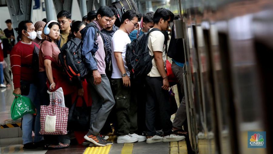 PT Kereta Api Indonesia (Persero) atau KAI Daerah Operasi (Daop) 1 Jakarta mencatat peningkatan jumlah penumpang  keberangkatan awal libur panjang, Sabtu 24 Januari 2025. (CNBC Indonesia/Muhammad Sabki)