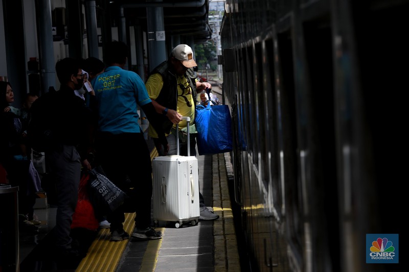 PT Kereta Api Indonesia (Persero) atau KAI Daerah Operasi (Daop) 1 Jakarta mencatat peningkatan jumlah penumpang keberangkatan awal libur panjang, Sabtu 24 Januari 2025. (վ/Muhammad Sabki) PT Kereta Api Indonesia (Persero) atau KAI Daerah Operasi (Daop) 1 Jakarta mencatat peningkatan jumlah penumpang keberangkatan awal libur panjang, Sabtu 24 Januari 2025. (վ/Muhammad Sabki)