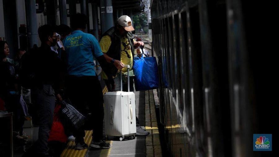 PT Kereta Api Indonesia (Persero) atau KAI Daerah Operasi (Daop) 1 Jakarta mencatat peningkatan jumlah penumpang  keberangkatan awal libur panjang, Sabtu 24 Januari 2025. (CNBC Indonesia/Muhammad Sabki)