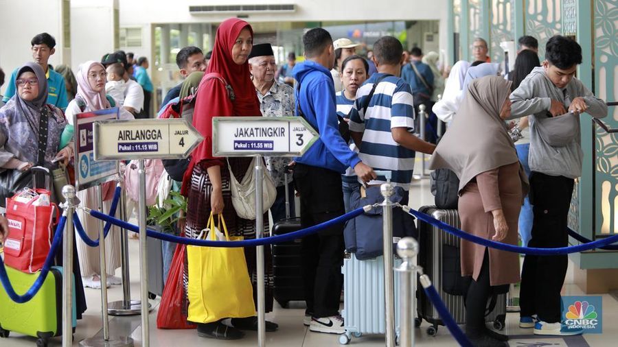 PT Kereta Api Indonesia (Persero) atau KAI Daerah Operasi (Daop) 1 Jakarta mencatat peningkatan jumlah penumpang  keberangkatan awal libur panjang, Sabtu 24 Januari 2025. (CNBC Indonesia/Muhammad Sabki)