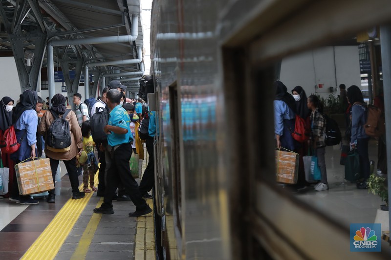 PT Kereta Api Indonesia (Persero) atau KAI Daerah Operasi (Daop) 1 Jakarta mencatat peningkatan jumlah penumpang keberangkatan awal libur panjang, Sabtu 24 Januari 2025. (վ/Muhammad Sabki) PT Kereta Api Indonesia (Persero) atau KAI Daerah Operasi (Daop) 1 Jakarta mencatat peningkatan jumlah penumpang keberangkatan awal libur panjang, Sabtu 24 Januari 2025. (վ/Muhammad Sabki)
