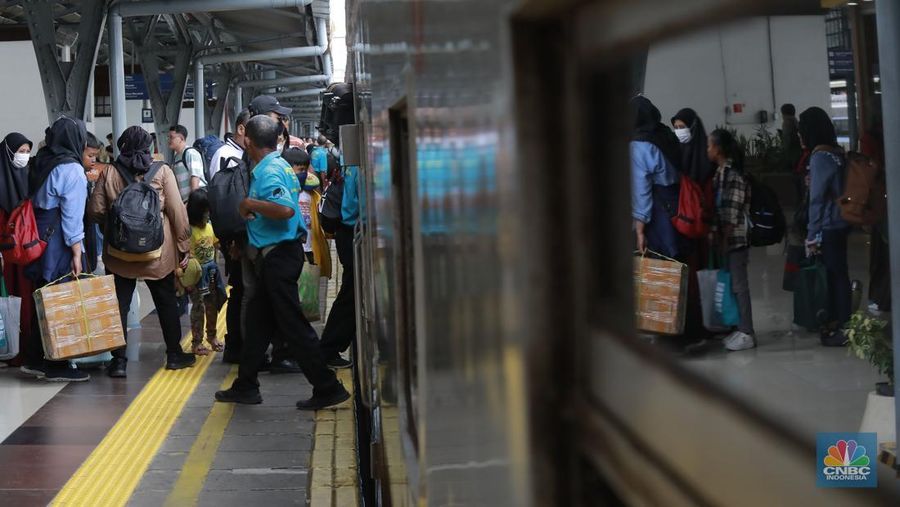 PT Kereta Api Indonesia (Persero) atau KAI Daerah Operasi (Daop) 1 Jakarta mencatat peningkatan jumlah penumpang  keberangkatan awal libur panjang, Sabtu 24 Januari 2025. (CNBC Indonesia/Muhammad Sabki)