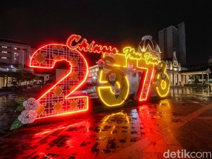 Ornamen Imlek Shio Ular Kayu Menghiasi Kota Surabaya