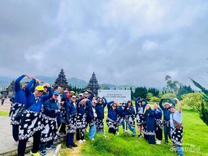 Mengunjungi Candi yang Pernah Terkubur di Rawa