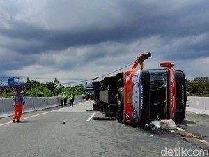 Kala Bus Rosalia Indah Terguling di Tol Boyolali Usai Senggol Agya