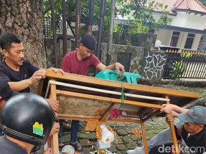 Sedih! Gerobak Bakso Tahu Terguling Akibat Lubang Galian Bandung