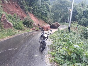 Longsor di Manggarai Barat, Dua Batu Besar Nyaris Tutupi Badan Jalan