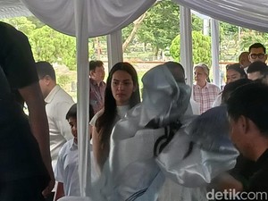 Tangis Nia Ramadhani Pecah di Pemakaman Nenek Tercinta