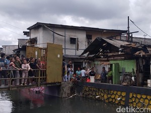 Cerita Warga Nyebur Kali Padamkan Kebakaran Sawah Besar Pakai Lumpur