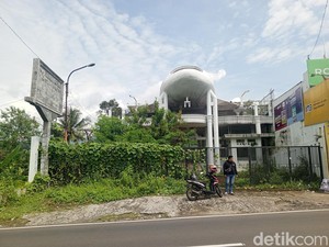7 Tahun Terbengkalai, Rumah yang Ada Pesawat di Atap Ini Dijual Rp 3 M!