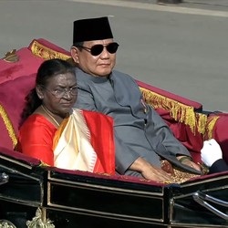 Gaya Prabowo Naiki Kereta Kuda Ikuti Parade HUT India
