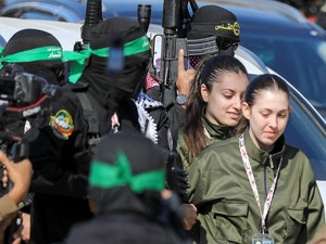 Momen Hamas Bebaskan Sandera Tentara Wanita Israel Agam Berger