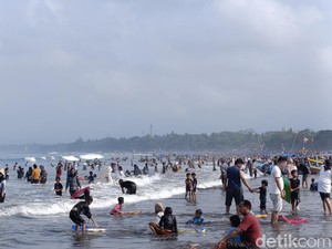 Pantai Pangandaran Meriah, Tiket Berlapis Bikin Pengunjung Gerah