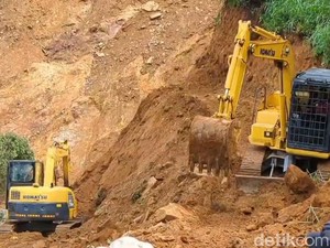 Alat Berat Dikerahkan Buka Akses Jalan Dusun Terisolir Longsor Petungkriyono