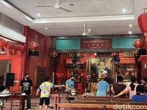 Umat Konghucu di Denpasar Bersih-bersih Klenteng Jelang Imlek