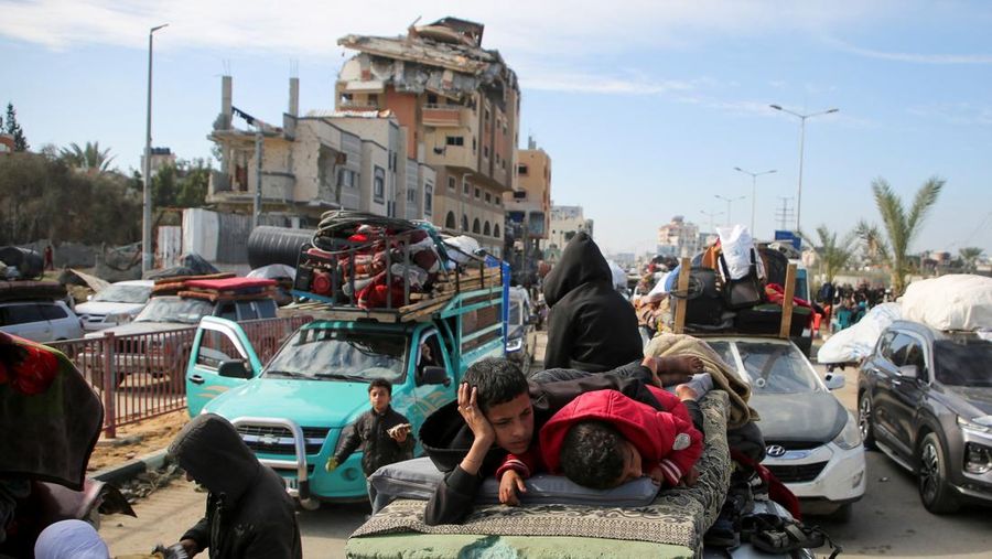 Palestinians wait to be allowed to return to their homes in northern Gaza after they were displaced to the south at Israel's order during the war, amid a ceasefire between Israel and Hamas, in the central Gaza Strip, January 26, 2025. REUTERS/Hatem Khaled