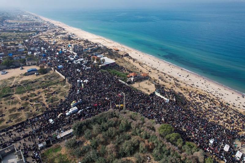 ISRAEL-PALESTINIANS/GAZA-CEASEFIRE A drone view shows Palestinians waiting to be allowed to return to their homes in northern Gaza after they were displaced to the south at Israel's order during the war, amid a ceasefire between Israel and Hamas, in the central Gaza Strip, January 26, 2025. REUTERS/Stringer TPX IMAGES OF THE DAY