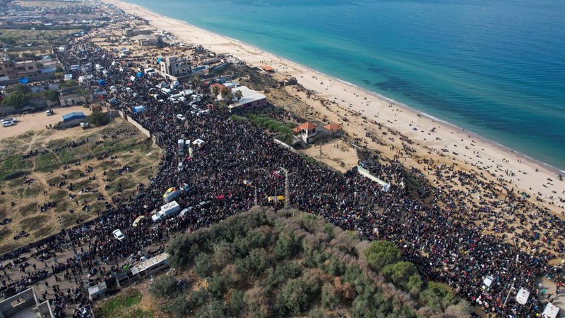 A drone view shows Palestinians waiting to be allowed to return to their homes in northern Gaza after they were displaced to the south at Israel's order during the war, amid a ceasefire between Israel and Hamas, in the central Gaza Strip, January 26, 2025. REUTERS/Stringer     TPX IMAGES OF THE DAY
