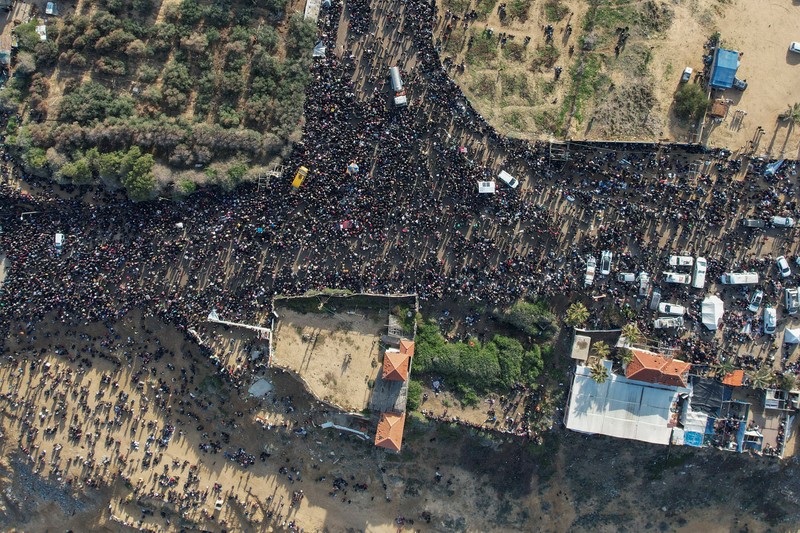 ISRAEL-PALESTINIANS/GAZA-CEASEFIRE A drone view shows Palestinians waiting to be allowed to return to their homes in northern Gaza after they were displaced to the south at Israel's order during the war, amid a ceasefire between Israel and Hamas, in the central Gaza Strip, January 26, 2025. REUTERS/Stringer TPX IMAGES OF THE DAY