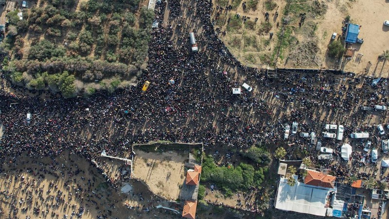 A drone view shows Palestinians waiting to be allowed to return to their homes in northern Gaza after they were displaced to the south at Israel's order during the war, amid a ceasefire between Israel and Hamas, in the central Gaza Strip, January 26, 2025. REUTERS/Stringer     TPX IMAGES OF THE DAY