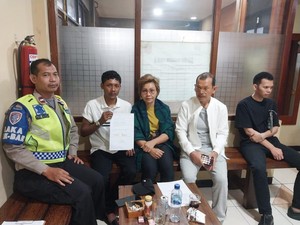 Viral Mobil Dirusak Massa Diduga gegara Lawan Arah di Jakbar