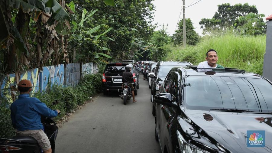 Kemacetan Alternatif Jalur Puncak. (CNBC Indonesia/Tri Susilo)