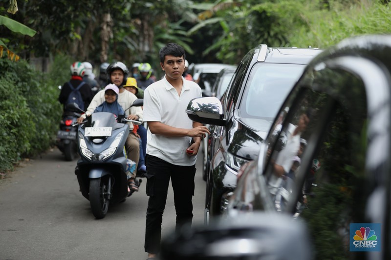 Kemacetan Alternatif Jalur Puncak. (CNBC Indonesia/Tri Susilo)
