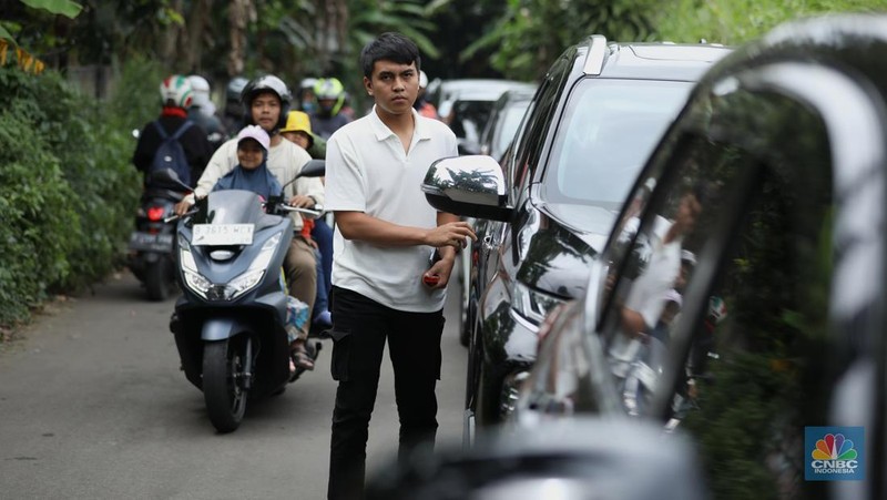 Kemacetan Alternatif Jalur Puncak. (CNBC Indonesia/Tri Susilo)