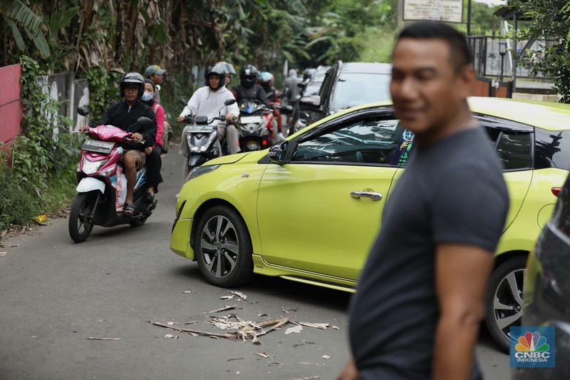 Kemacetan Alternatif Jalur Puncak. (CNBC Indonesia/Tri Susilo)
