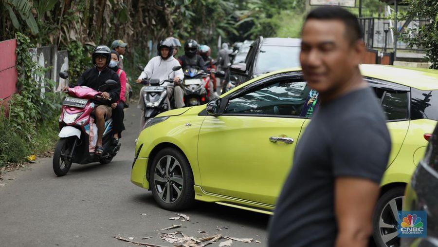 Kemacetan Alternatif Jalur Puncak. (CNBC Indonesia/Tri Susilo)