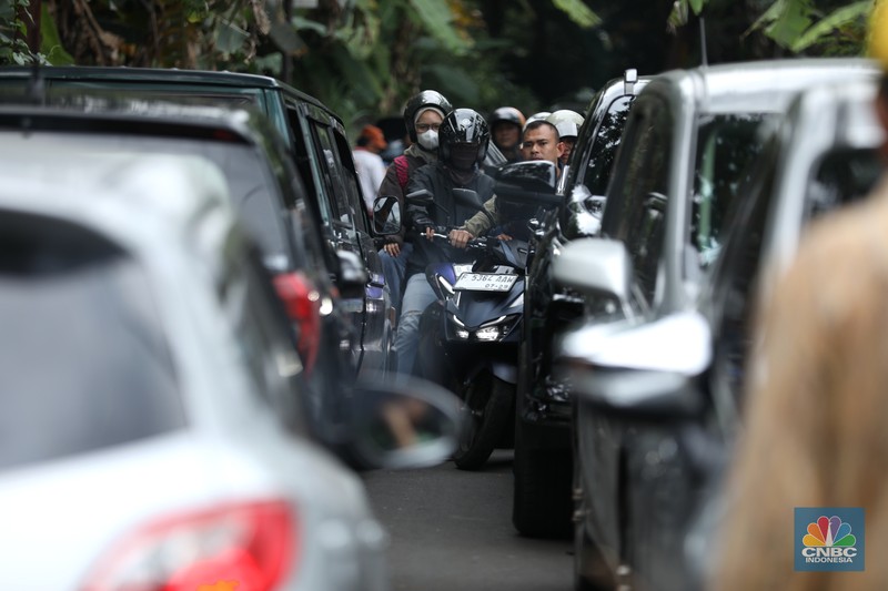 Kemacetan Alternatif Jalur Puncak. (CNBC Indonesia/Tri Susilo)