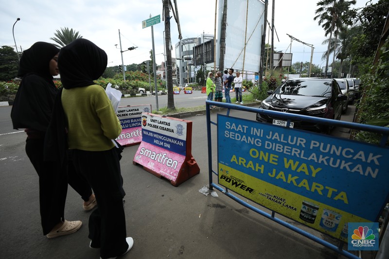 Kemacetan Alternatif Jalur Puncak. (CNBC Indonesia/Tri Susilo)