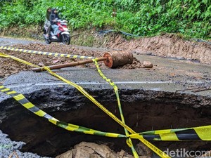 Jalur Antarkecamatan di Trenggalek Bolong Besar, Akses Kendaraan Terganggu