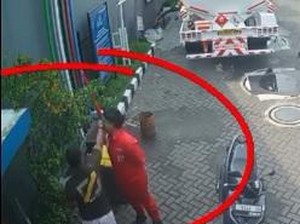 Detik-detik Petugas SPBU Ditonjok Lalu Dikeroyok Usai Tegur Orang Merokok