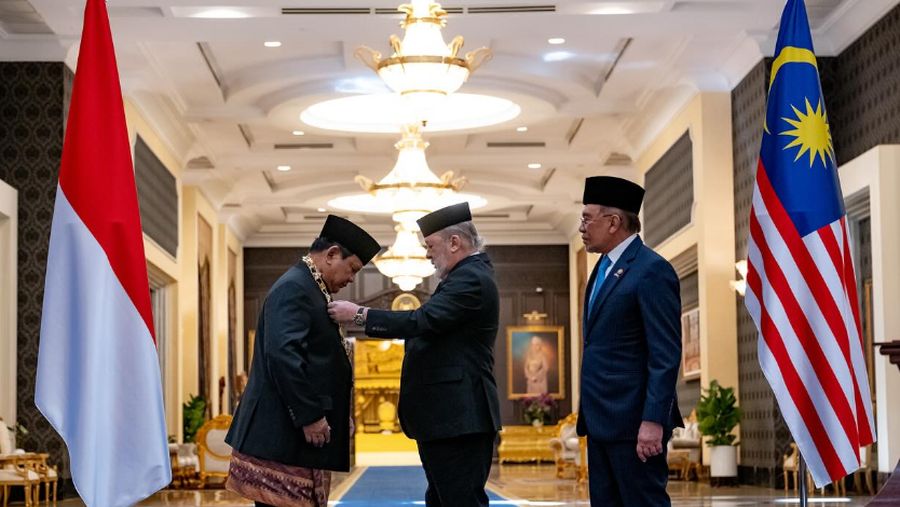 Presiden RI Prabowo Subianto melakukan kunjungan kenegaraan kepada Yang di-Pertuan Agong Sultan Ibrahim. Dalam kunjungan tersebut, Presiden Prabowo juga akan menerima Darjah Kerabat Johor Yang Amat Dihormati Pangkat Pertama (D.K I Johor) yang merupakan salah satu penghormatan tertinggi yang diberikan oleh Kesultanan Johor kepada pemimpin negara. (Instagram/anwaribrahim_my)