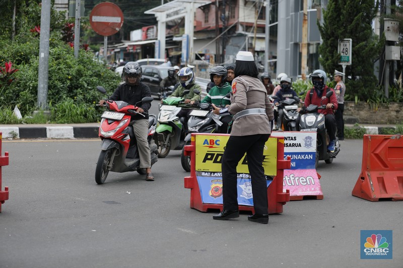 Suasana antrean kendaraan memasuki jalur kawasan Puncak, Bogor, Jawa Barat, Senin (27/1/2025). (CNBC Indonesia/Tri Susilo) Suasana antrean kendaraan memasuki jalur kawasan Puncak, Bogor, Jawa Barat, Senin (27/1/2025). (CNBC Indonesia/Tri Susilo)