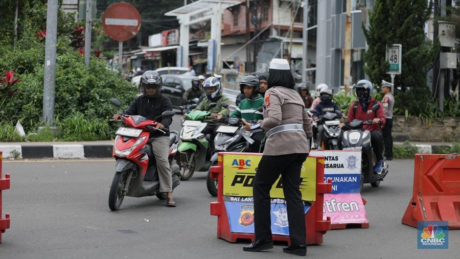 Suasana antrean kendaraan memasuki  jalur kawasan Puncak, Bogor, Jawa Barat, Senin (27/1/2025). (CNBC Indonesia/Tri Susilo)